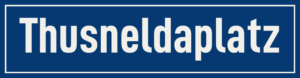 Straßenschild Thusneldaplatz