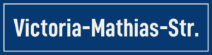 Straßenschild Victoria-Mathias-Straße